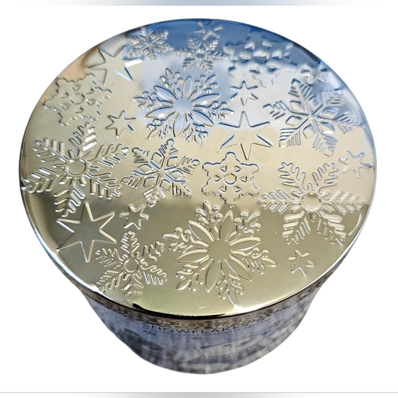 Bath & Body Works Large Snowflakes & Citrus 3 Wick Candle. 14½oz, New! - Picture 5 of 5